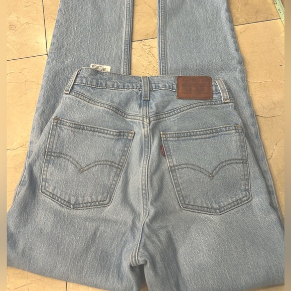 Women Levi’s 70’s High Rise Slim Straight  size 25 in Light Wash - Picture 2 of 8